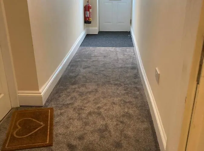 Pebbles 7 In The Old County ウィットビー